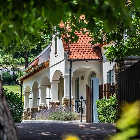 Oszter Udvarhaz Kekkut Exterior foto