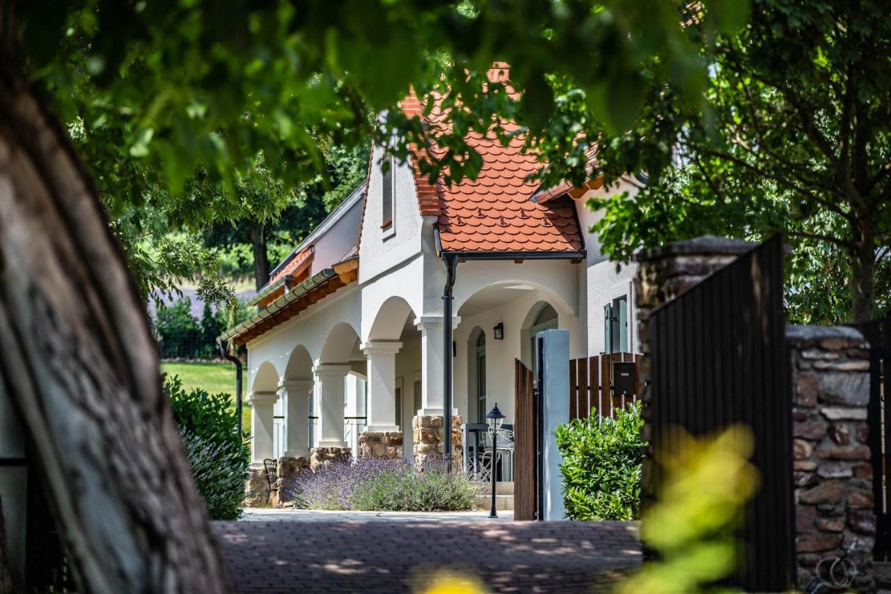 Oszter Udvarhaz Kekkut Exterior foto