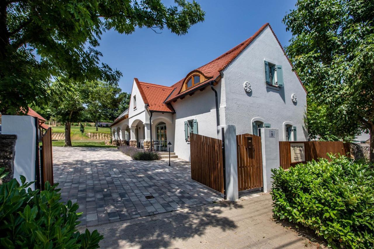 Oszter Udvarhaz Kekkut Exterior foto